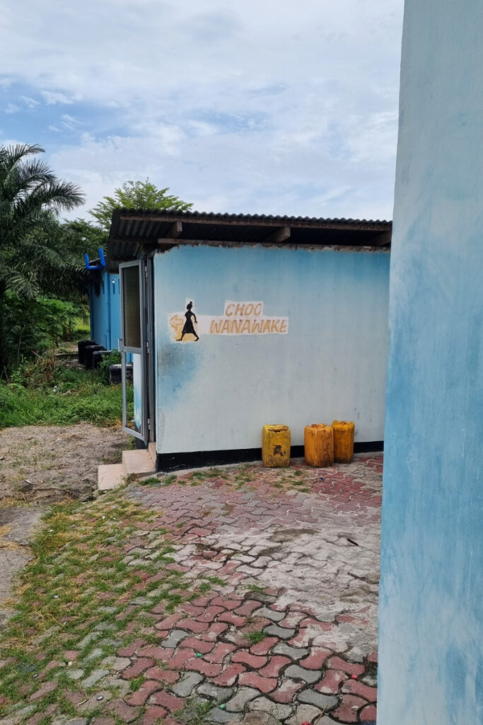 Tanzanie - záchod ženy