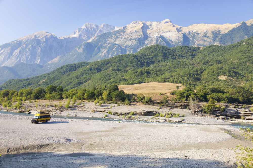Kempování na divoko u řeky Albánie