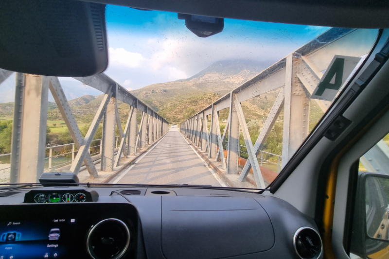 Albánie most přes řeku